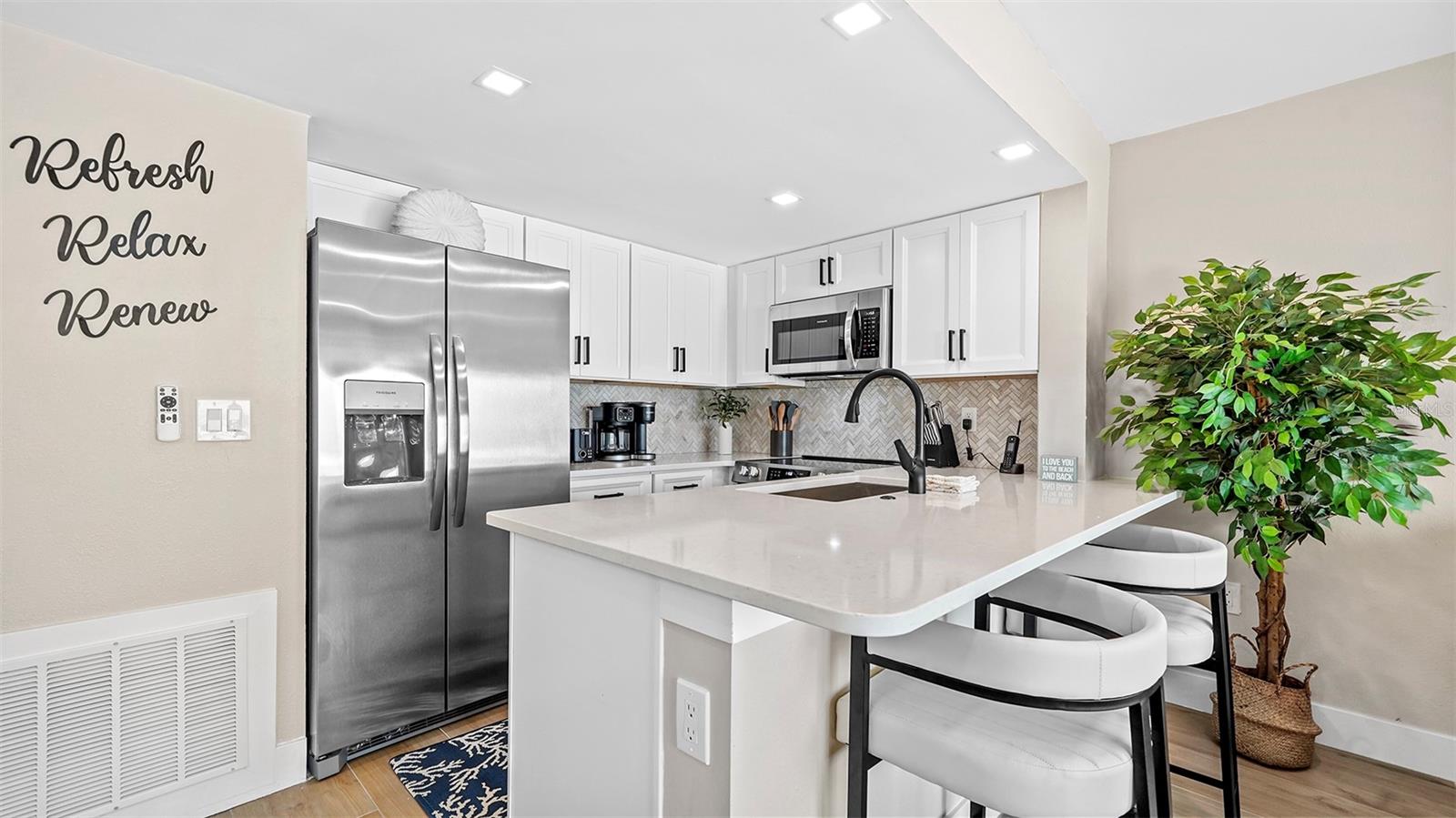 Holmes Beach, Florida, 34217, United States, 1 Bedroom Bedrooms, ,1 BathroomBathrooms,Residential,Active,1971768