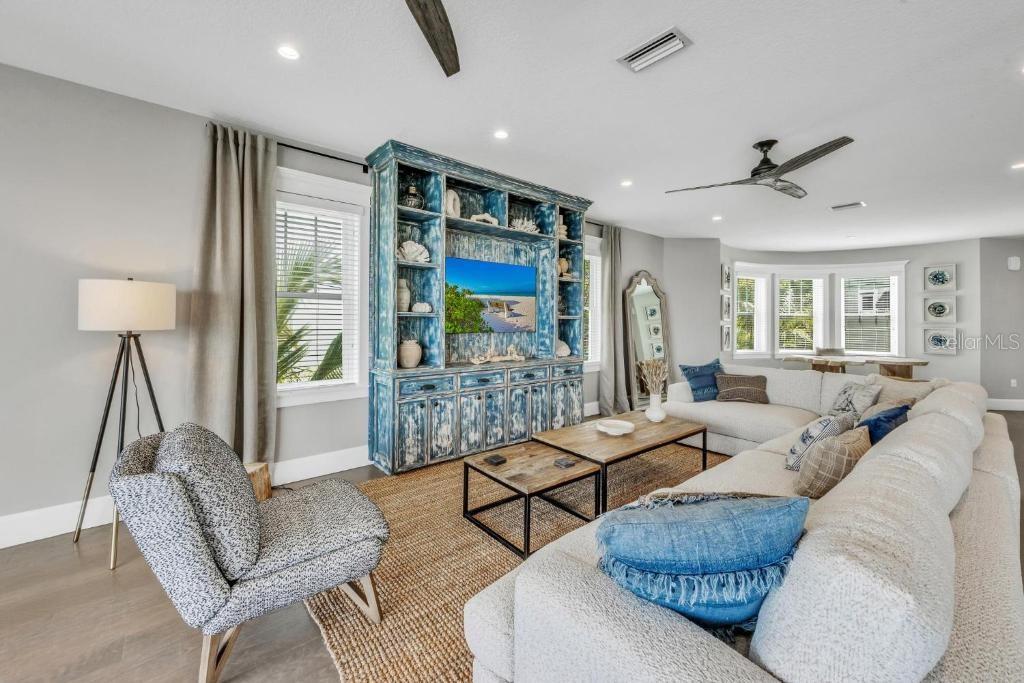 Bradenton Beach, Florida, 34217, United States, 5 Bedrooms Bedrooms, ,6 BathroomsBathrooms,Residential,Active,1908168