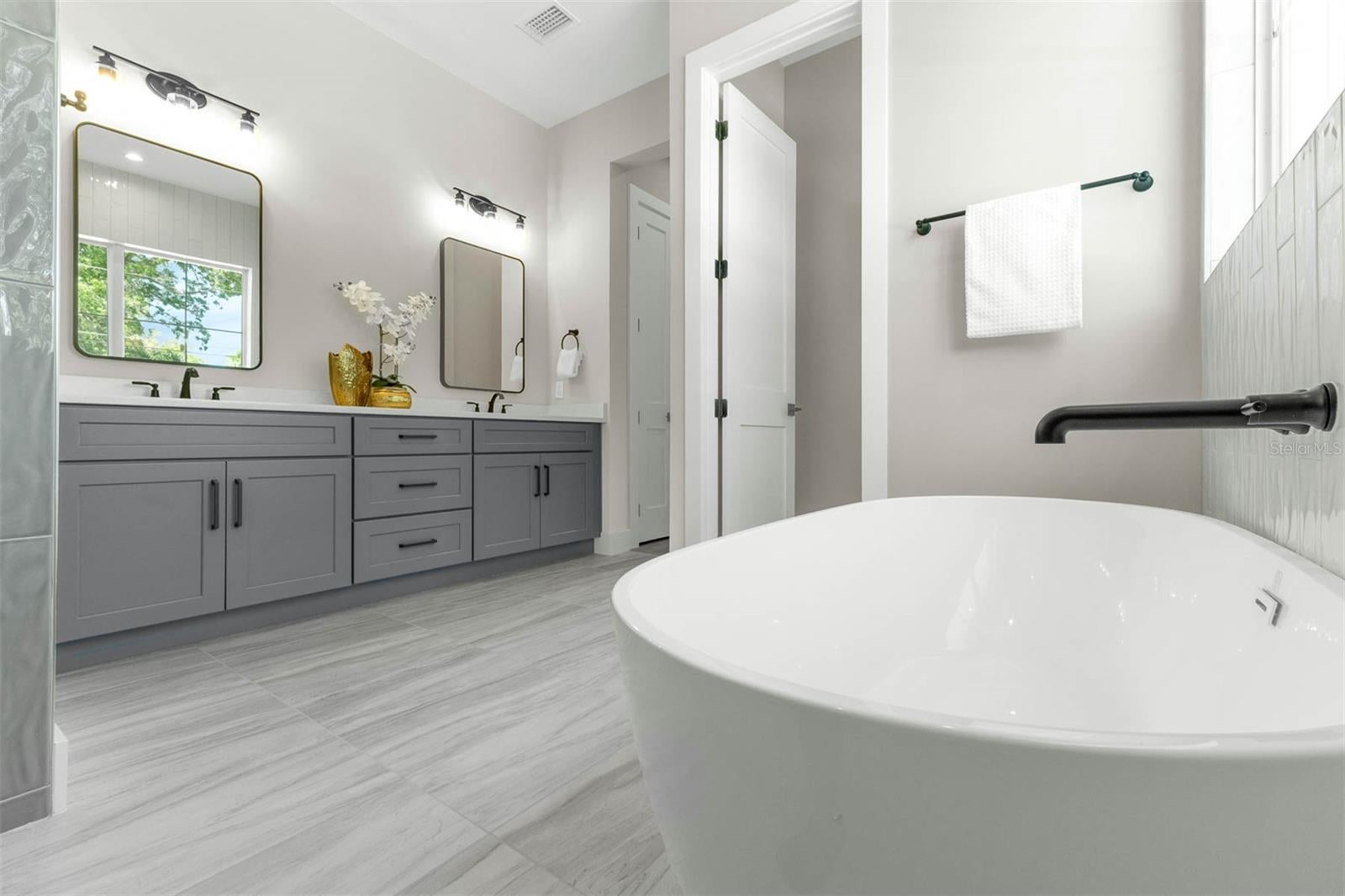 Orlando, Florida, 32804, United States, 5 Bedrooms Bedrooms, ,4 BathroomsBathrooms,Residential,Active,1702896