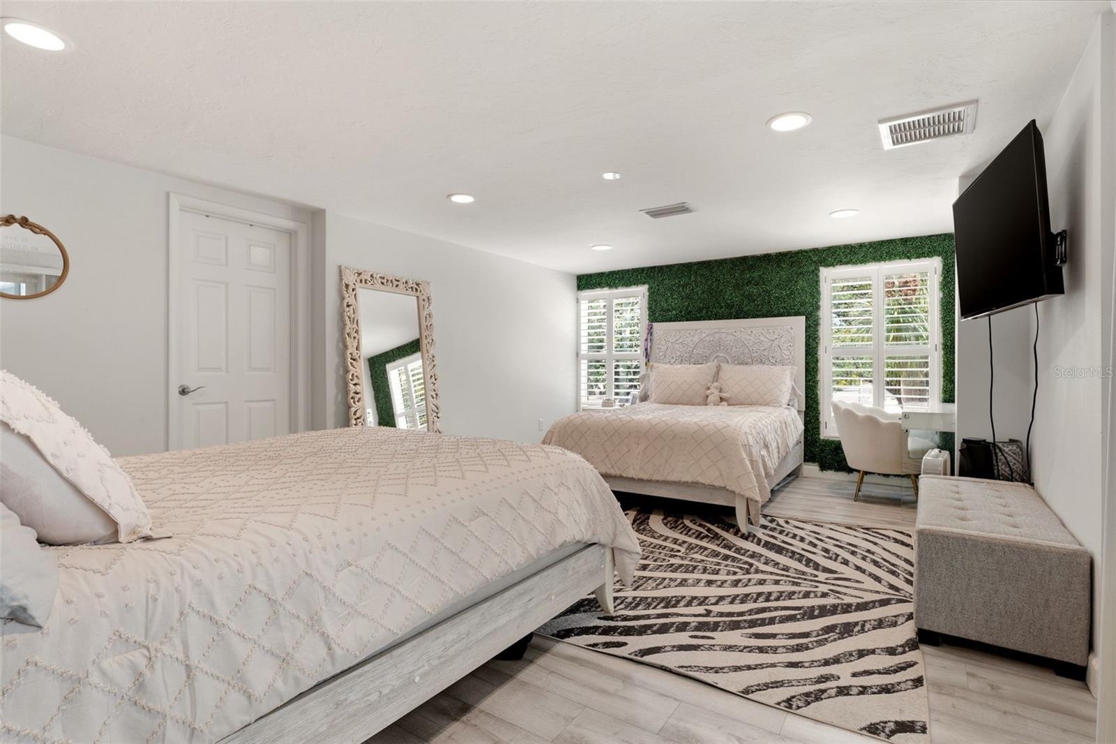 Sarasota, Florida, 34242, United States, 5 Bedrooms Bedrooms, ,4 BathroomsBathrooms,Residential,Active,2045533