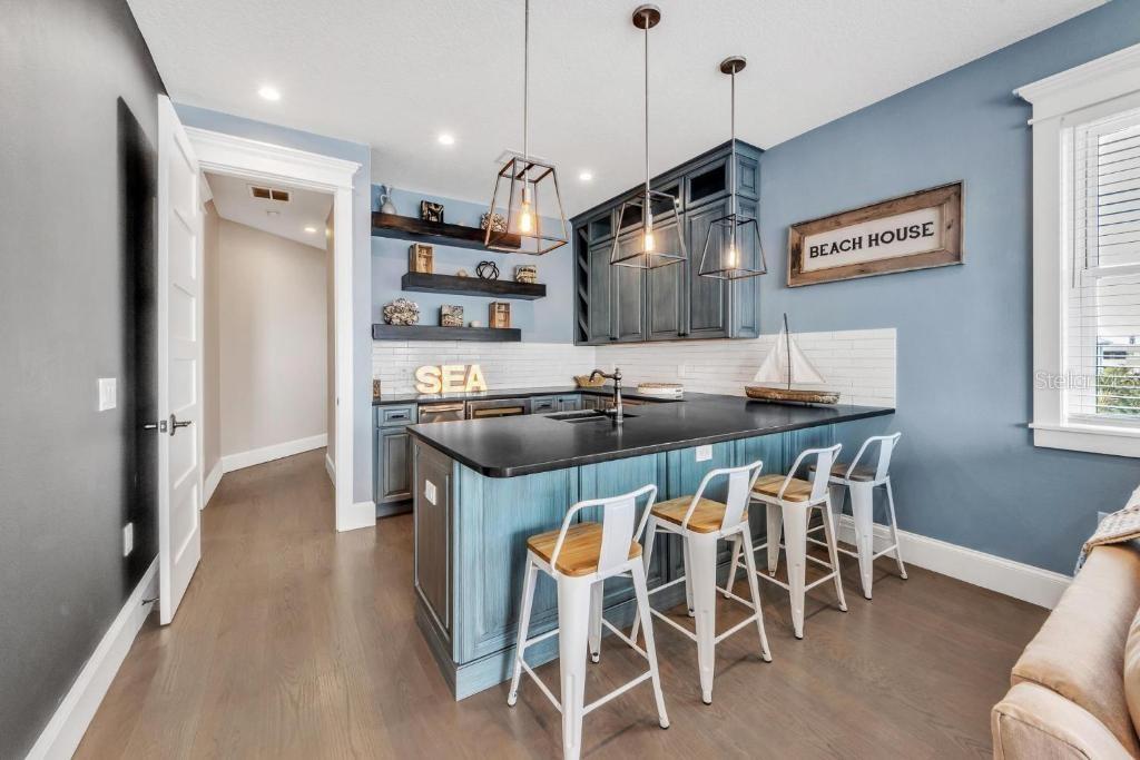 Bradenton Beach, Florida, 34217, United States, 5 Bedrooms Bedrooms, ,6 BathroomsBathrooms,Residential,Active,1908168