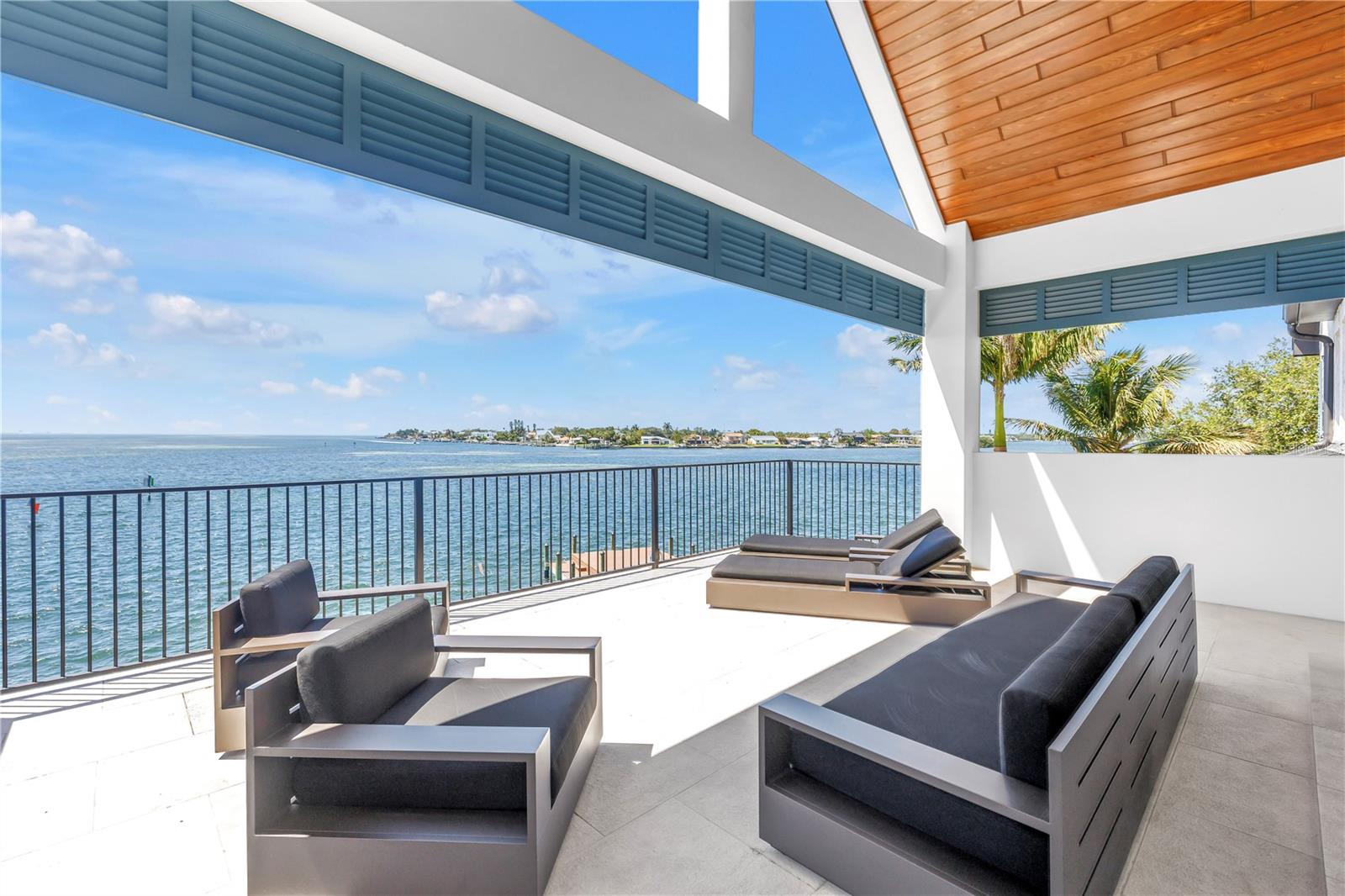 St Petersburg, Florida, 33705, United States, 5 Bedrooms Bedrooms, ,4 BathroomsBathrooms,Residential,Pending,2045504