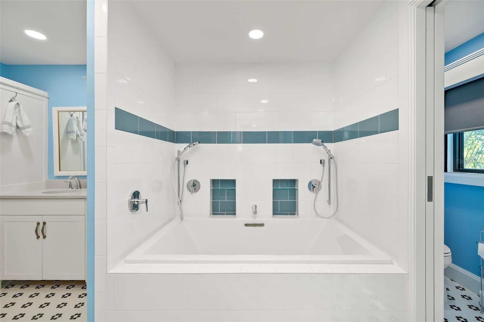 Longboat Key, Florida, 34228, United States, 3 Bedrooms Bedrooms, ,4 BathroomsBathrooms,Residential,Active,1995265