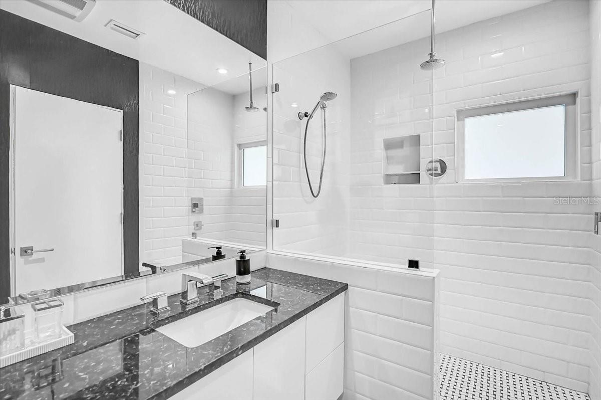 Sarasota, Florida, 34236, United States, 2 Bedrooms Bedrooms, ,4 BathroomsBathrooms,Residential,Active,2044994
