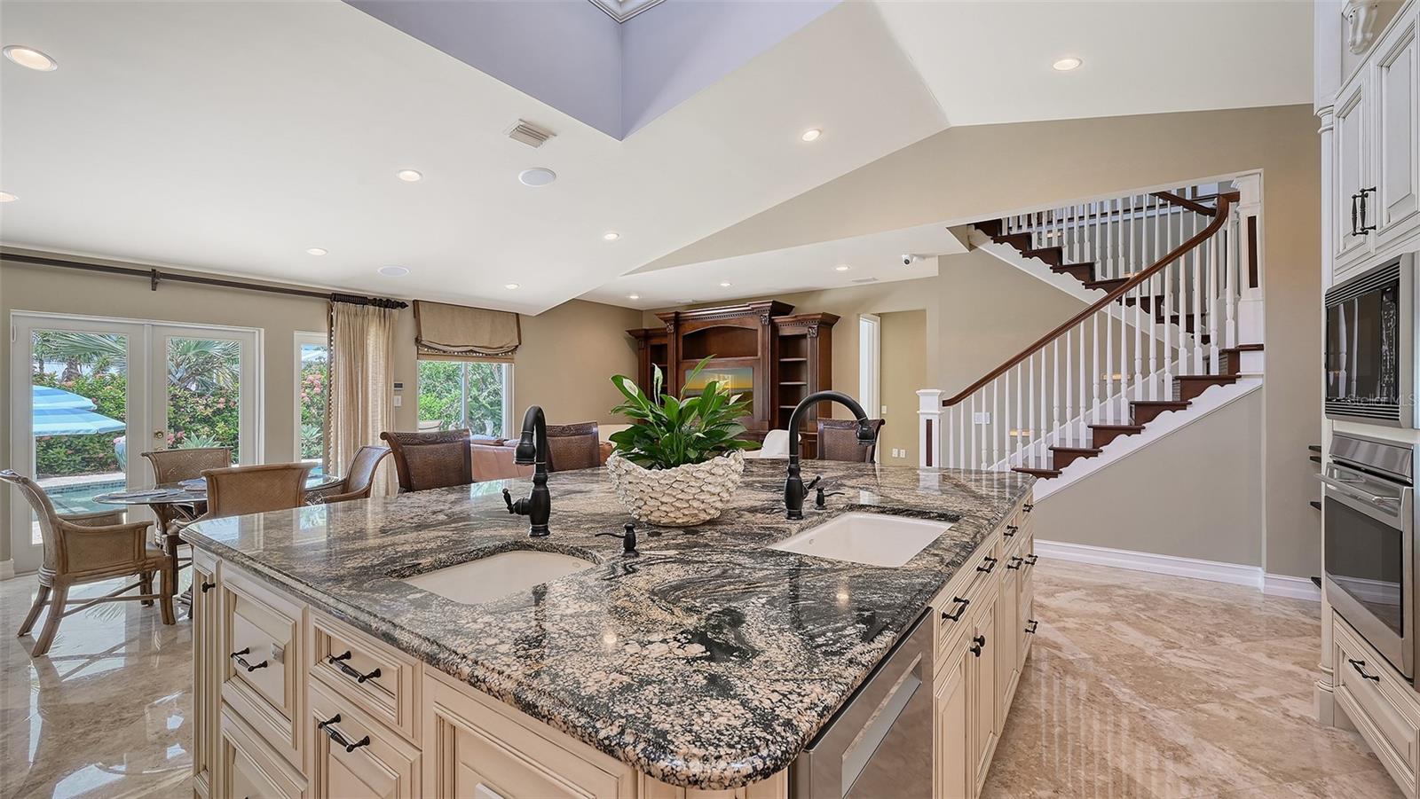 Longboat Key, Florida, 34228, United States, 4 Bedrooms Bedrooms, ,4 BathroomsBathrooms,Residential,Active,1926682