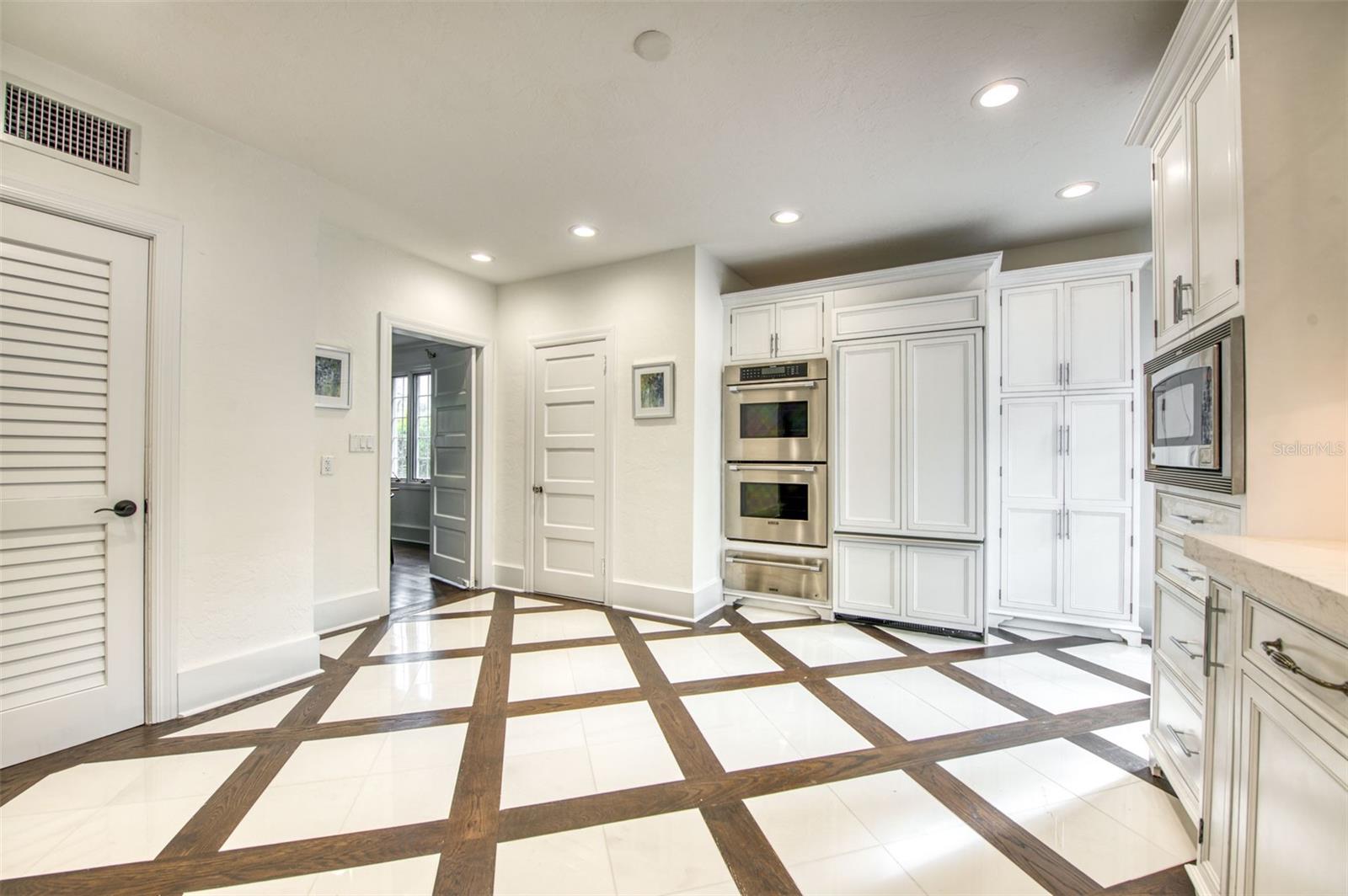 Sarasota, Florida, 34236, United States, 4 Bedrooms Bedrooms, ,4 BathroomsBathrooms,Residential,Active,2045025