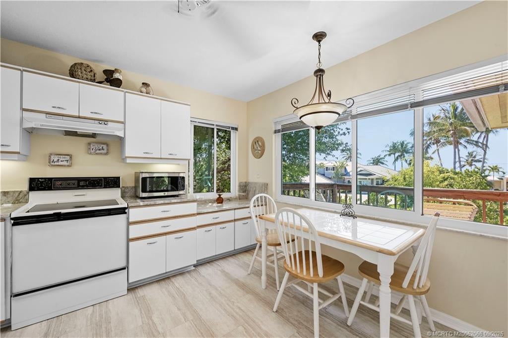 Jensen Beach, Florida, 34957, United States, 2 Bedrooms Bedrooms, ,3 BathroomsBathrooms,Residential,Active,1936446