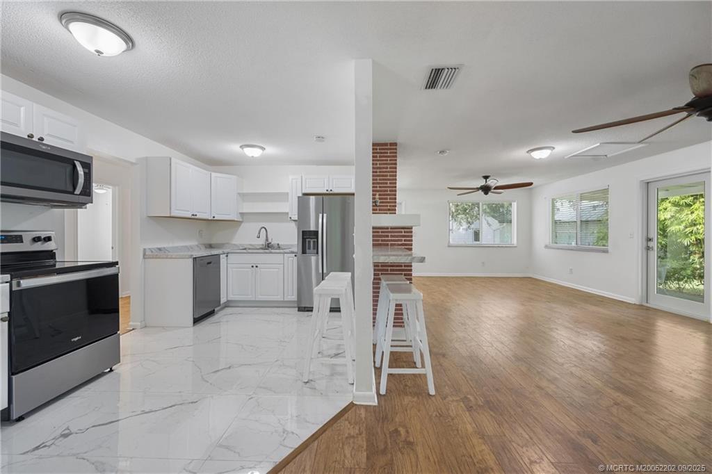 Stuart, Florida, 34994, United States, 2 Bedrooms Bedrooms, ,2 BathroomsBathrooms,Residential,Active,1945266