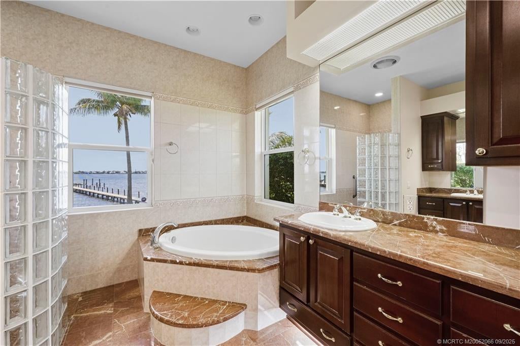 Jensen Beach, Florida, 34957, United States, 2 Bedrooms Bedrooms, ,3 BathroomsBathrooms,Residential,Active,1936446