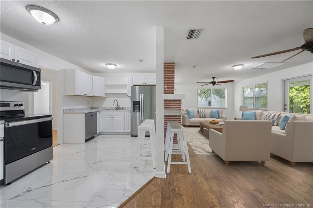 Stuart, Florida, 34994, United States, 2 Bedrooms Bedrooms, ,2 BathroomsBathrooms,Residential,Active,1945266