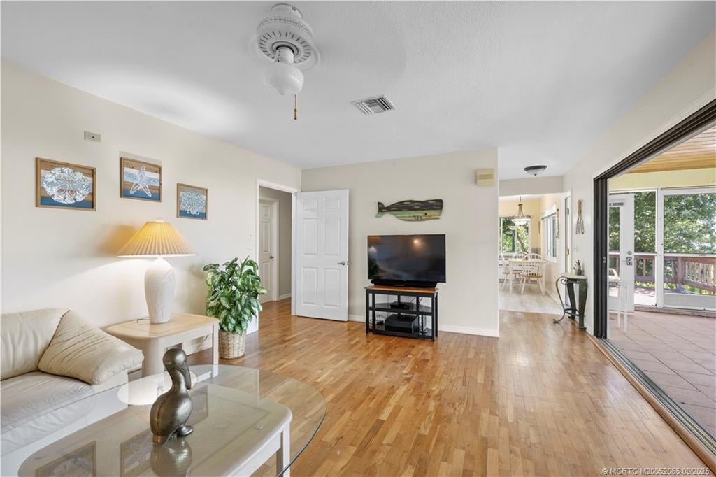 Jensen Beach, Florida, 34957, United States, 2 Bedrooms Bedrooms, ,3 BathroomsBathrooms,Residential,Active,1936446