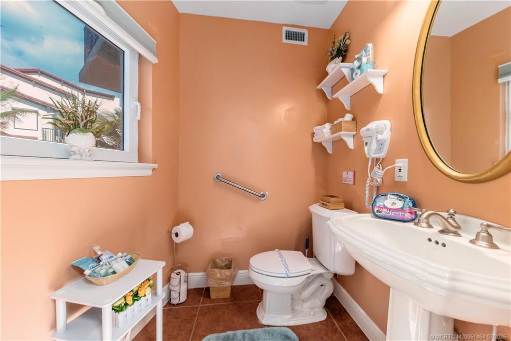 Jensen Beach, Florida, 34957, United States, ,5 BathroomsBathrooms,Residential,Active,1894216