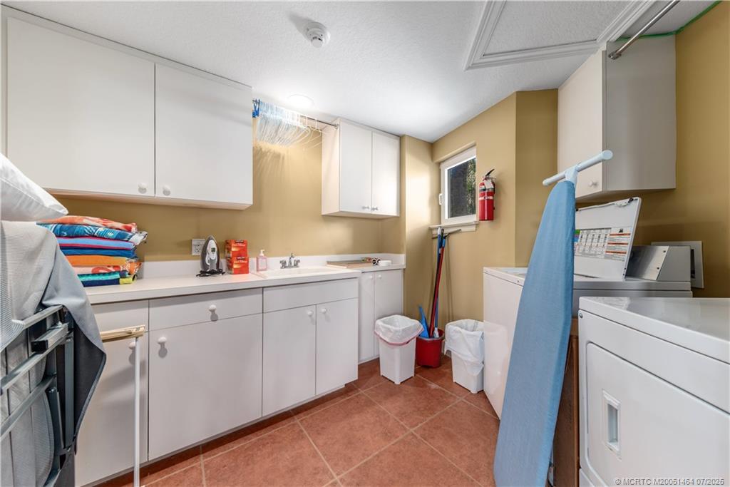 Jensen Beach, Florida, 34957, United States, ,5 BathroomsBathrooms,Residential,Active,1894216