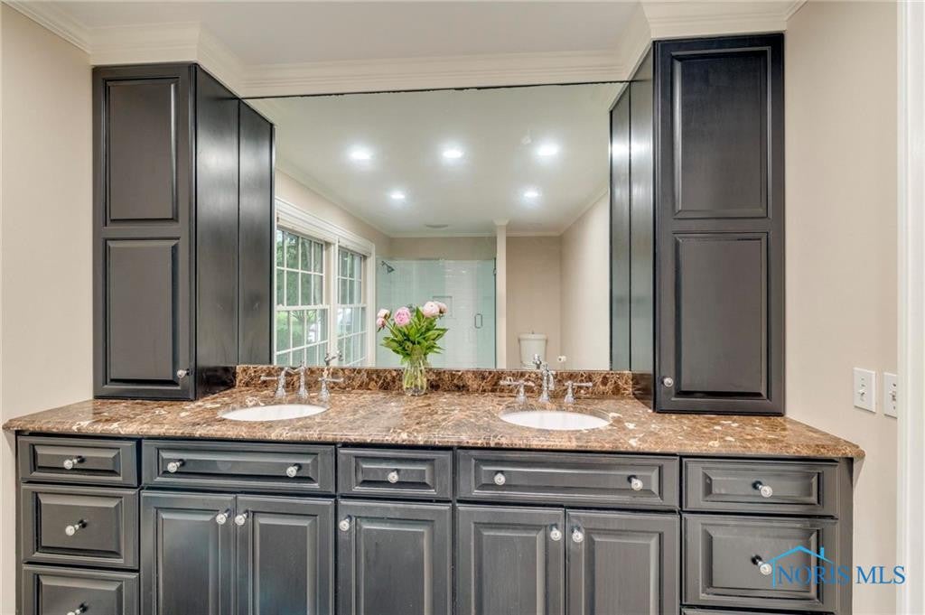 Ottawa Hills, Ohio, 43615, United States, 5 Bedrooms Bedrooms, ,6 BathroomsBathrooms,Residential,Active,1871820