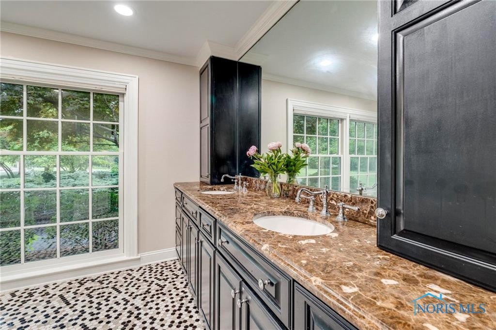 Ottawa Hills, Ohio, 43615, United States, 5 Bedrooms Bedrooms, ,6 BathroomsBathrooms,Residential,Active,1871820