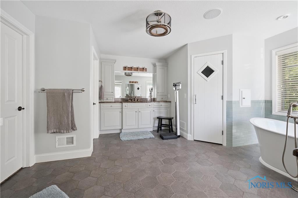 Toledo, Ohio, 43623, United States, 4 Bedrooms Bedrooms, ,8 BathroomsBathrooms,Residential,Active,1933872