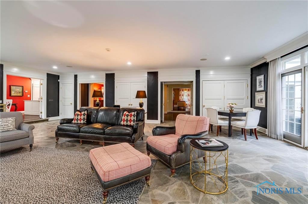 Ottawa Hills, Ohio, 43615, United States, 5 Bedrooms Bedrooms, ,6 BathroomsBathrooms,Residential,Active,1871820