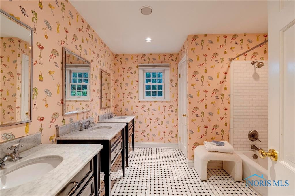 Ottawa Hills, Ohio, 43615, United States, 5 Bedrooms Bedrooms, ,6 BathroomsBathrooms,Residential,Active,1871820