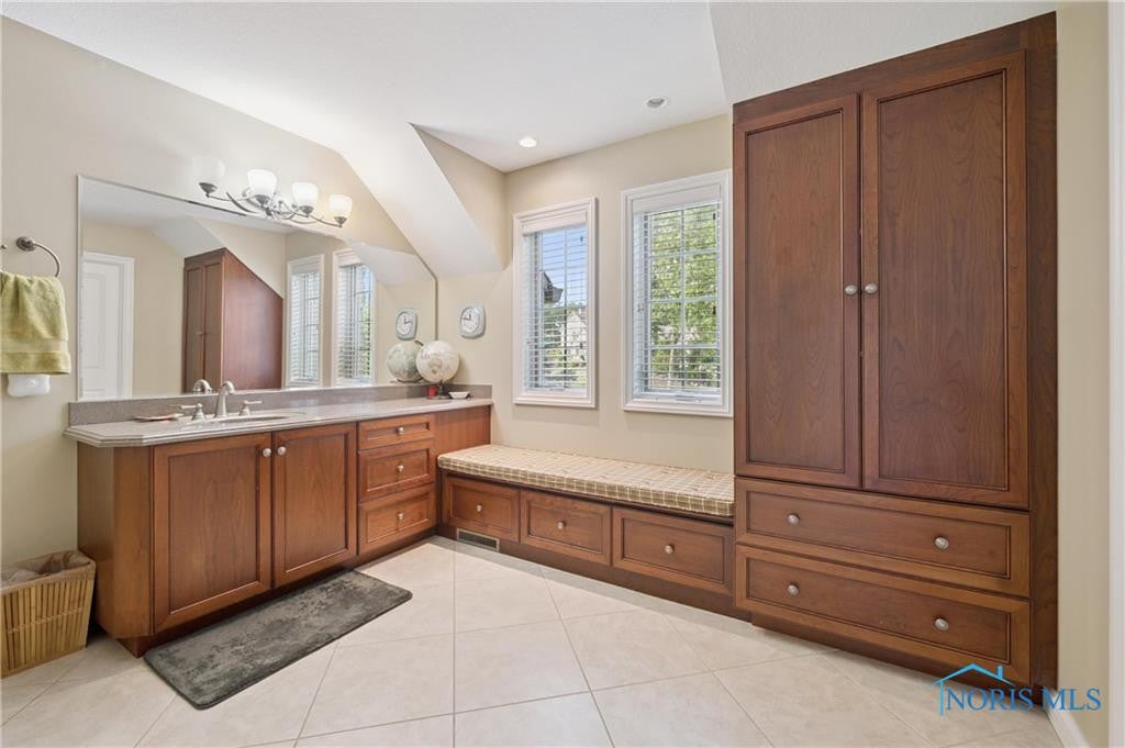 Toledo, Ohio, 43623, United States, 4 Bedrooms Bedrooms, ,8 BathroomsBathrooms,Residential,Active,1933872