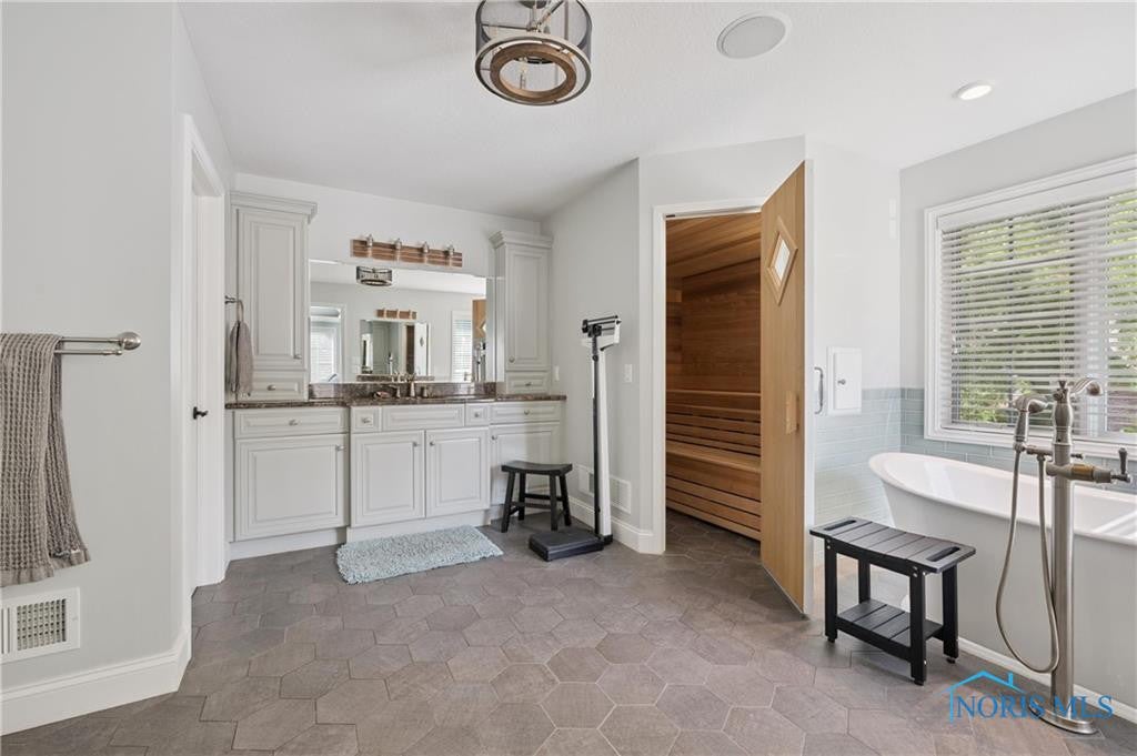 Toledo, Ohio, 43623, United States, 4 Bedrooms Bedrooms, ,8 BathroomsBathrooms,Residential,Active,1933872