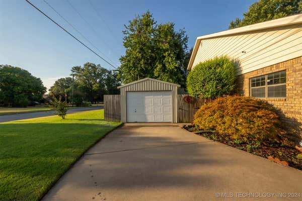 2400 WOODLEAF CT, ARDMORE, OK 73401, photo 3 of 27