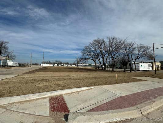 1002 E MAIN ST, CUSHING, OK 74023 - Image 1