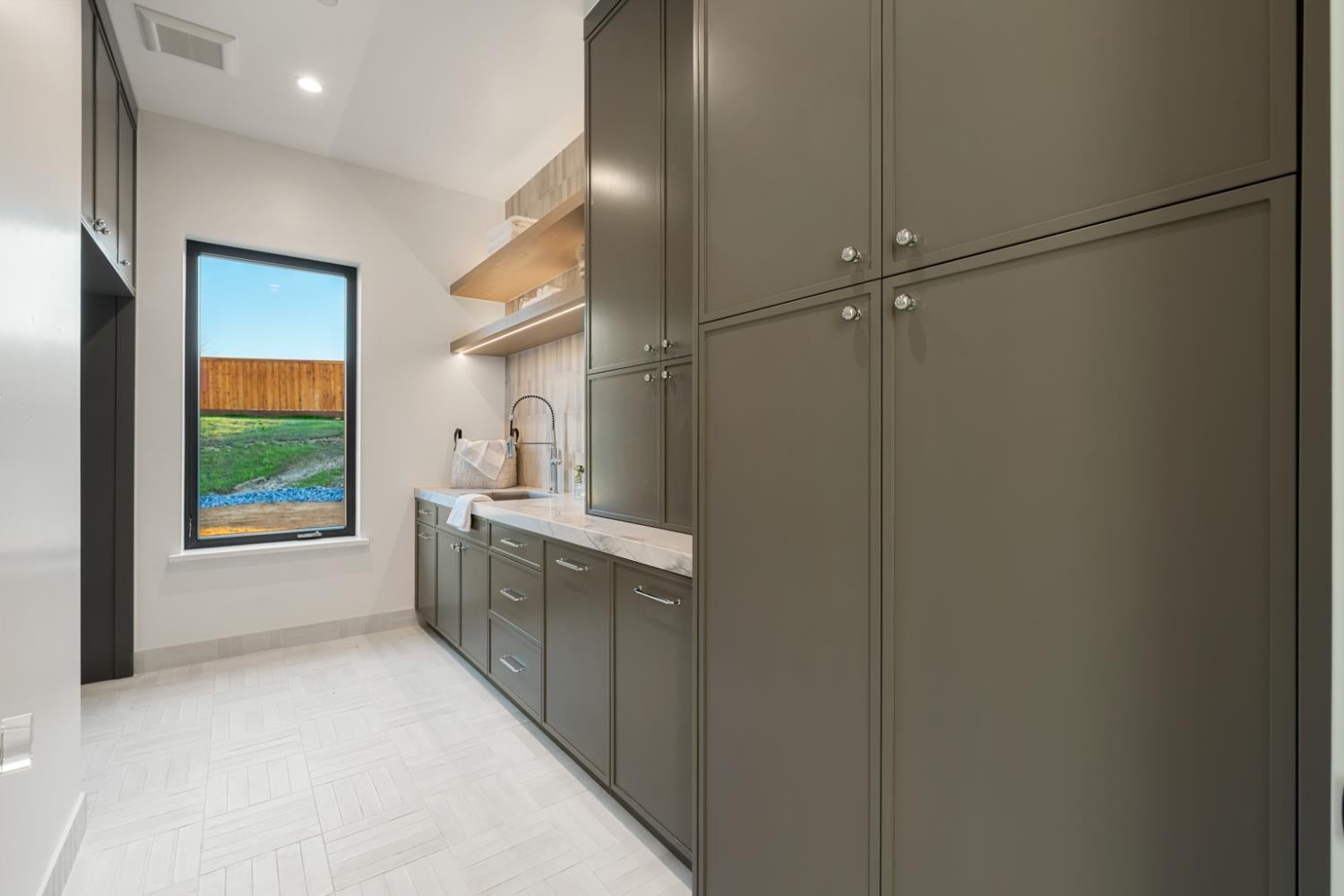 Loomis, California, 95650, United States, 4 Bedrooms Bedrooms, ,5 BathroomsBathrooms,Residential,Active,1893259