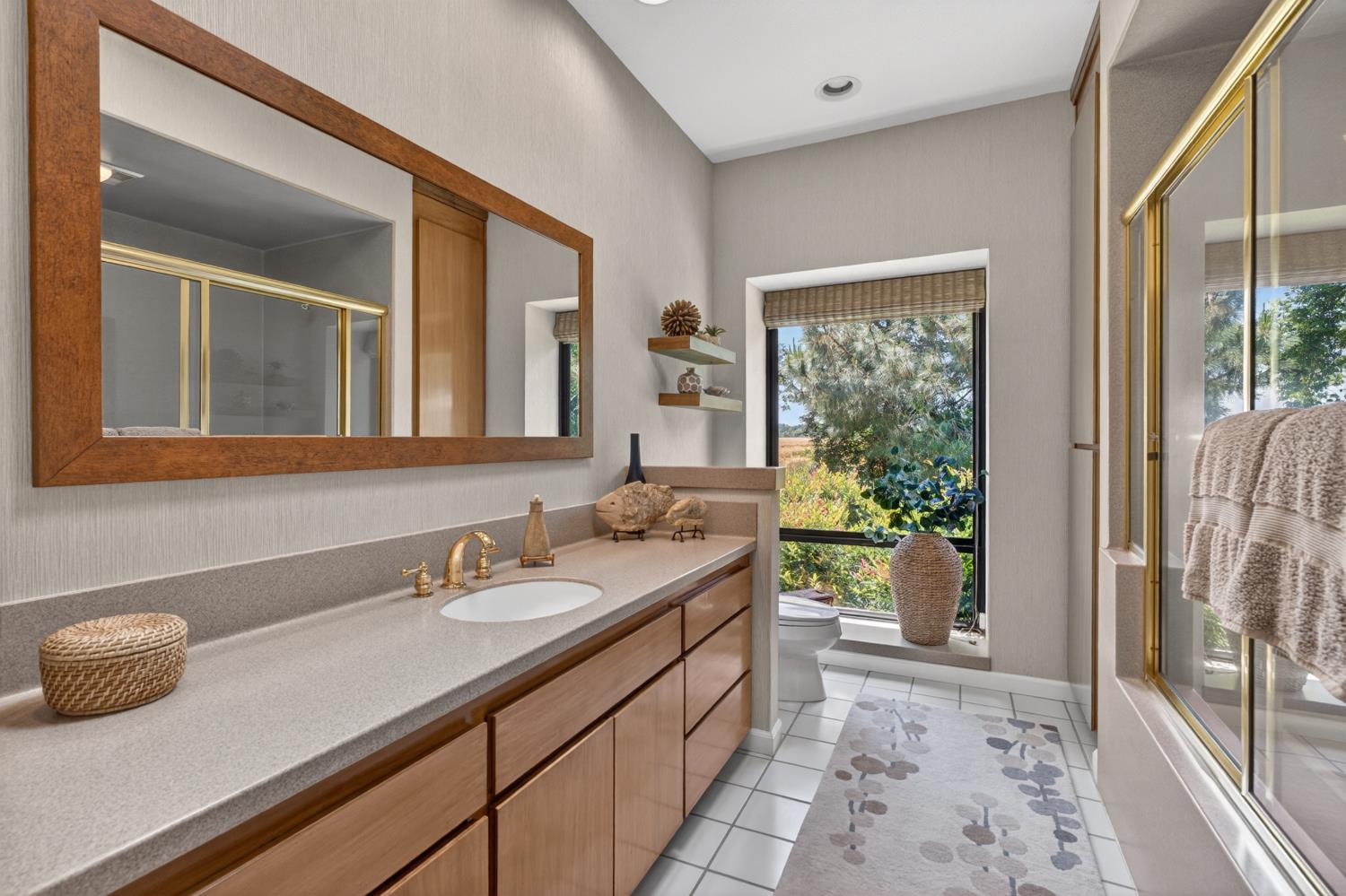 Woodland, California, 95776, United States, 5 Bedrooms Bedrooms, ,3 BathroomsBathrooms,Residential,Pending,2045625