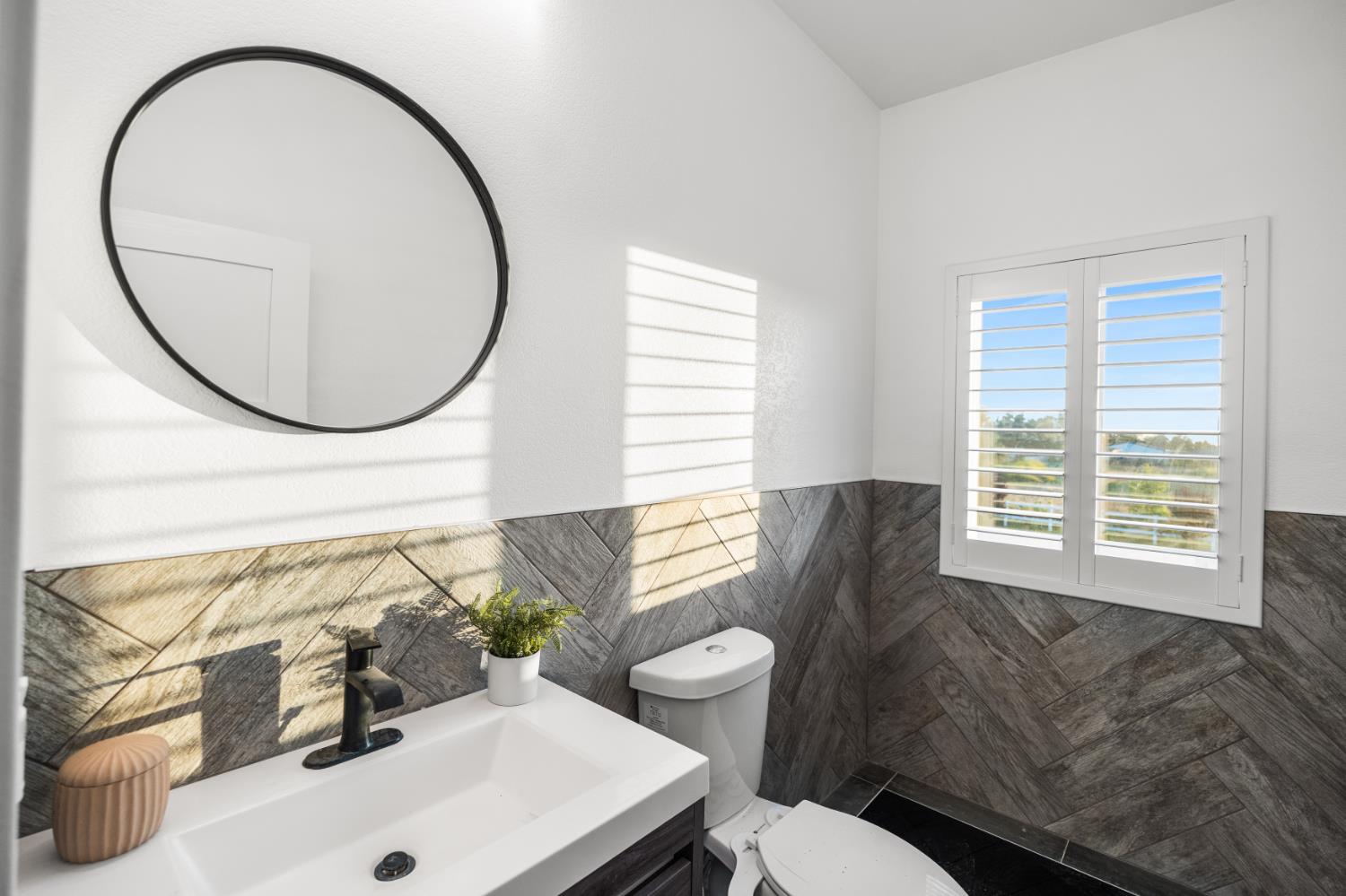Elk Grove, California, 95624, United States, 6 Bedrooms Bedrooms, ,5 BathroomsBathrooms,Residential,Pending,2045803