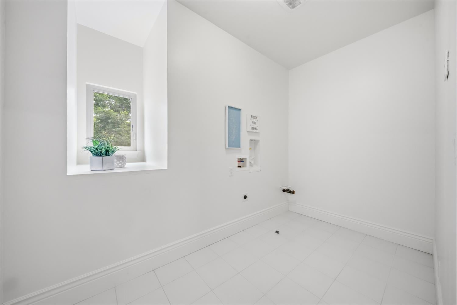 Loomis, California, 95650, United States, 5 Bedrooms Bedrooms, ,5 BathroomsBathrooms,Residential,Active,2041664