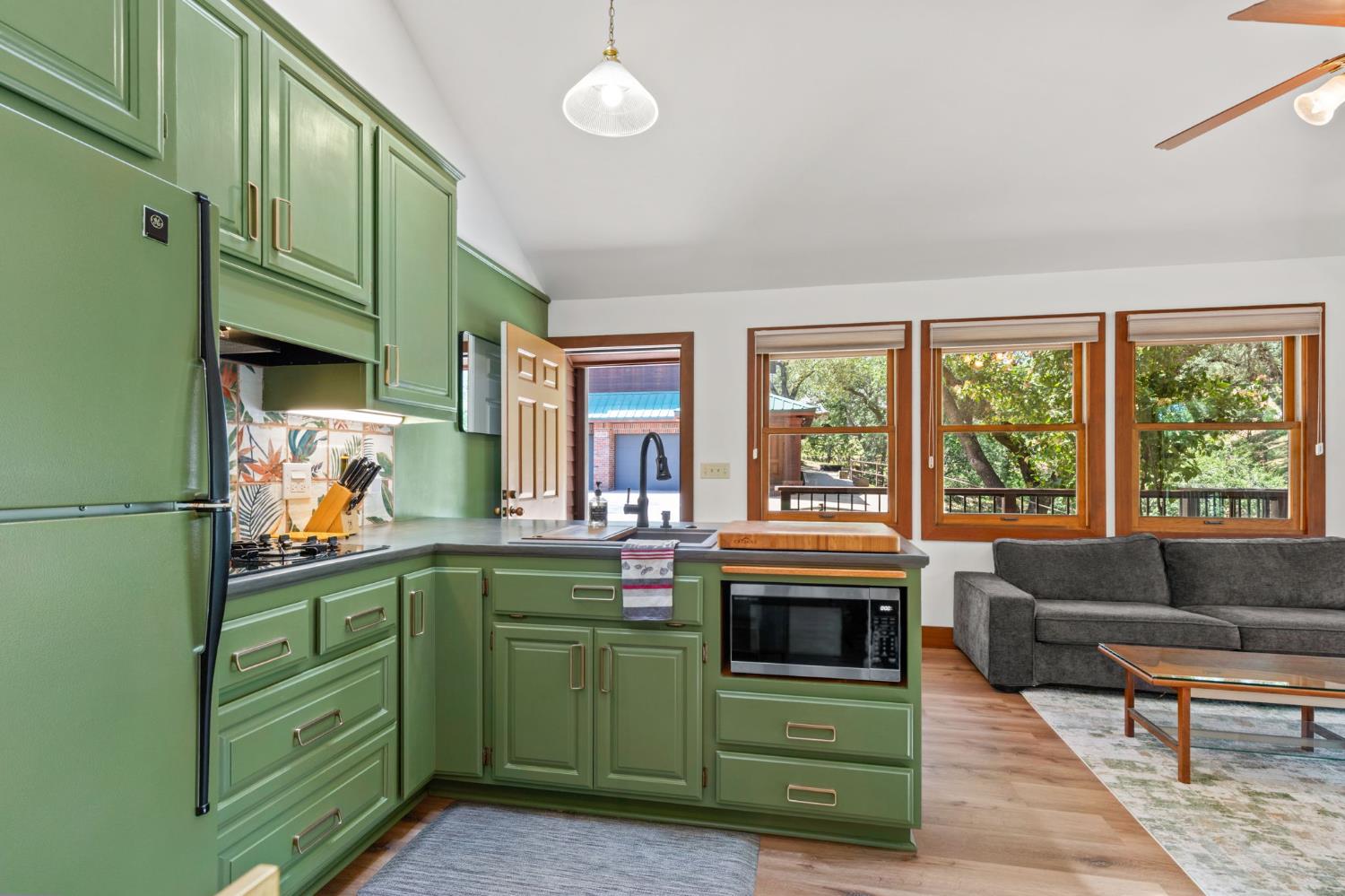 Sutter Creek, California, 95685, United States, 2 Bedrooms Bedrooms, ,4 BathroomsBathrooms,Residential,Active,2038151