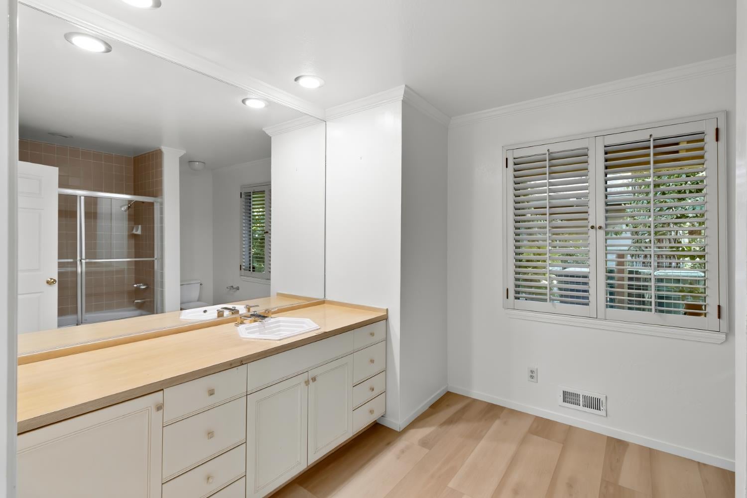 Carmichael, California, 95608, United States, 3 Bedrooms Bedrooms, ,4 BathroomsBathrooms,Residential,Active,2030586