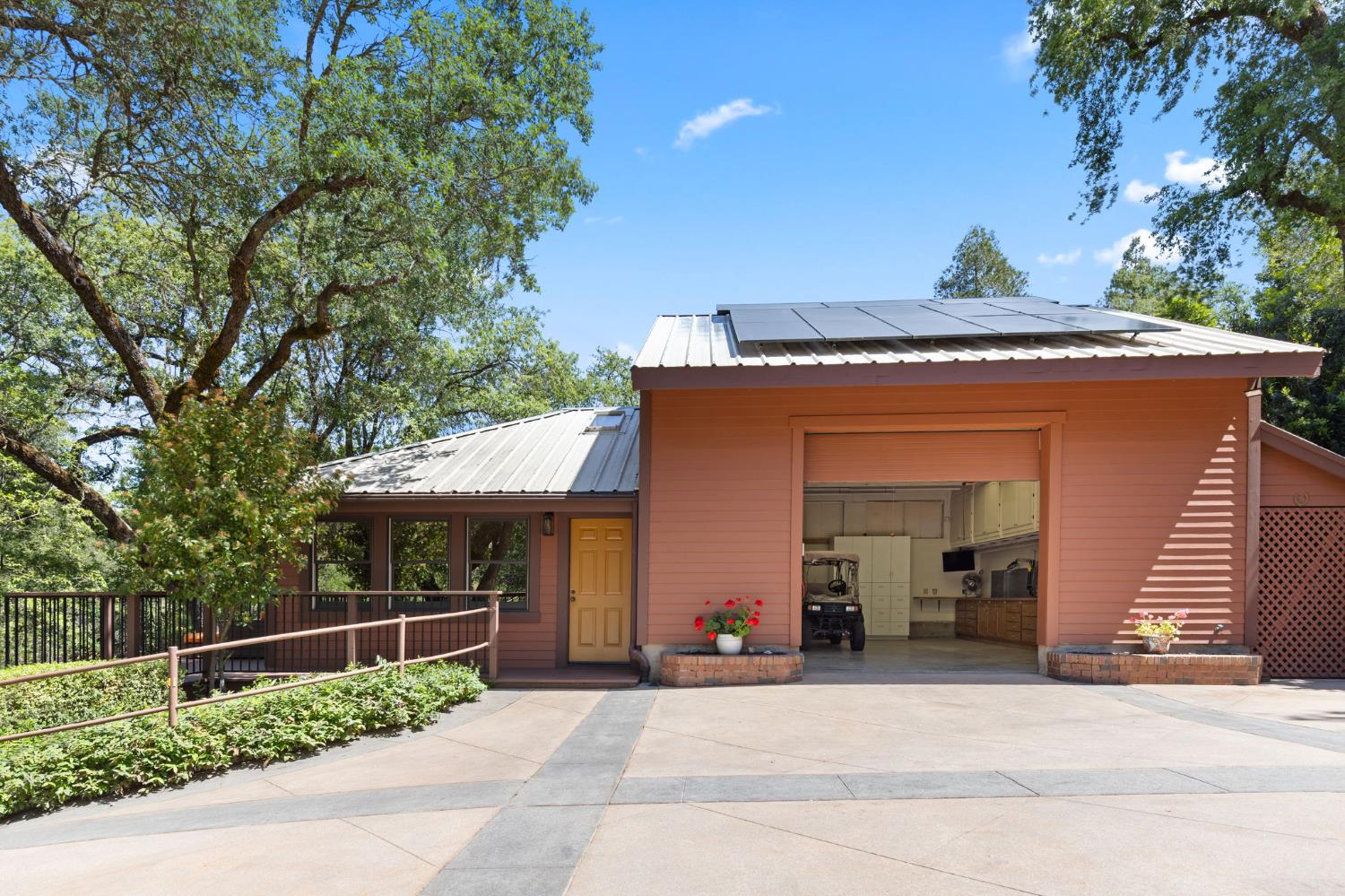 Sutter Creek, California, 95685, United States, 2 Bedrooms Bedrooms, ,4 BathroomsBathrooms,Residential,Active,2038151