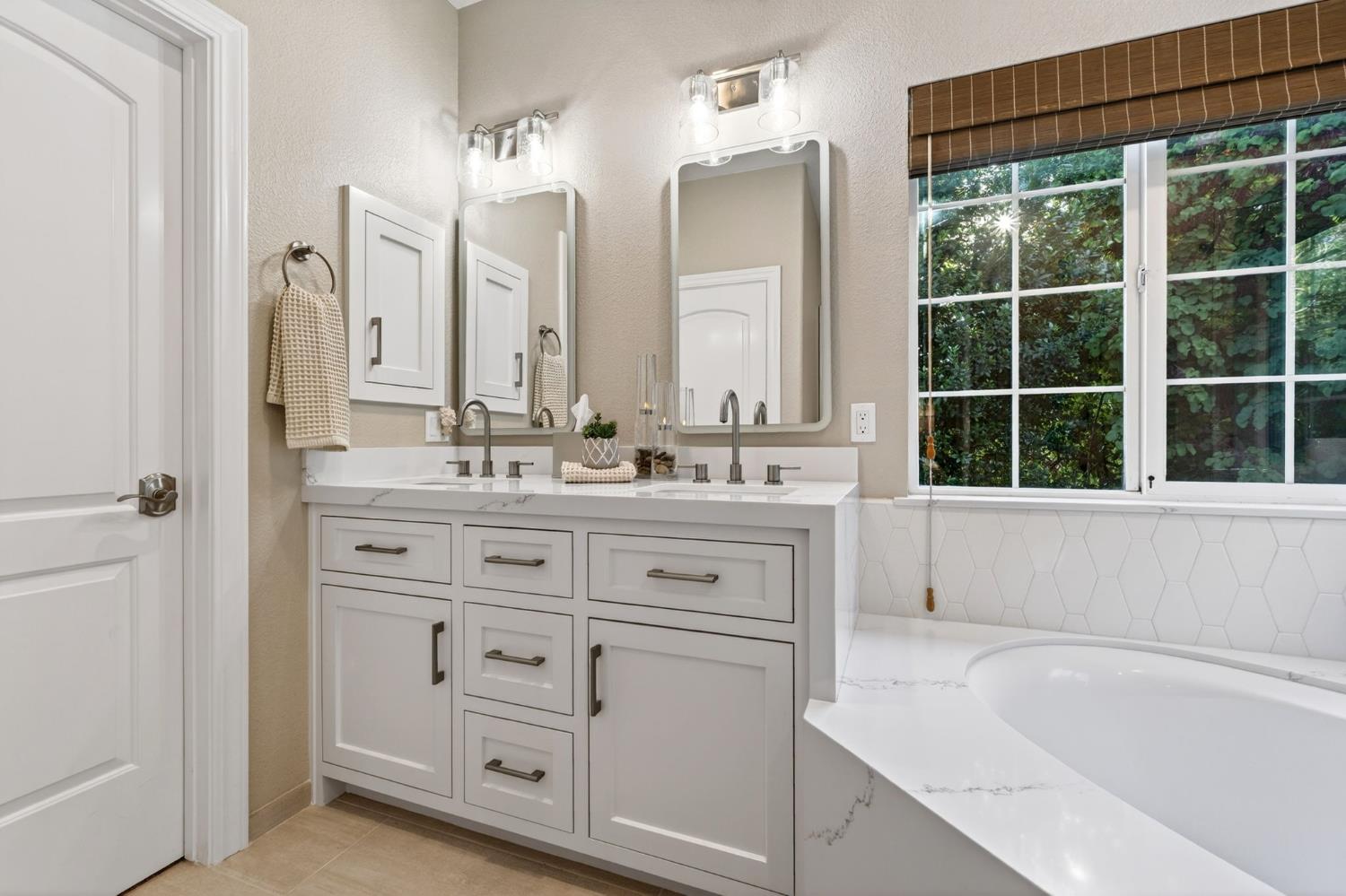 Davis, California, 95618, United States, 5 Bedrooms Bedrooms, ,3 BathroomsBathrooms,Residential,Active,2045676
