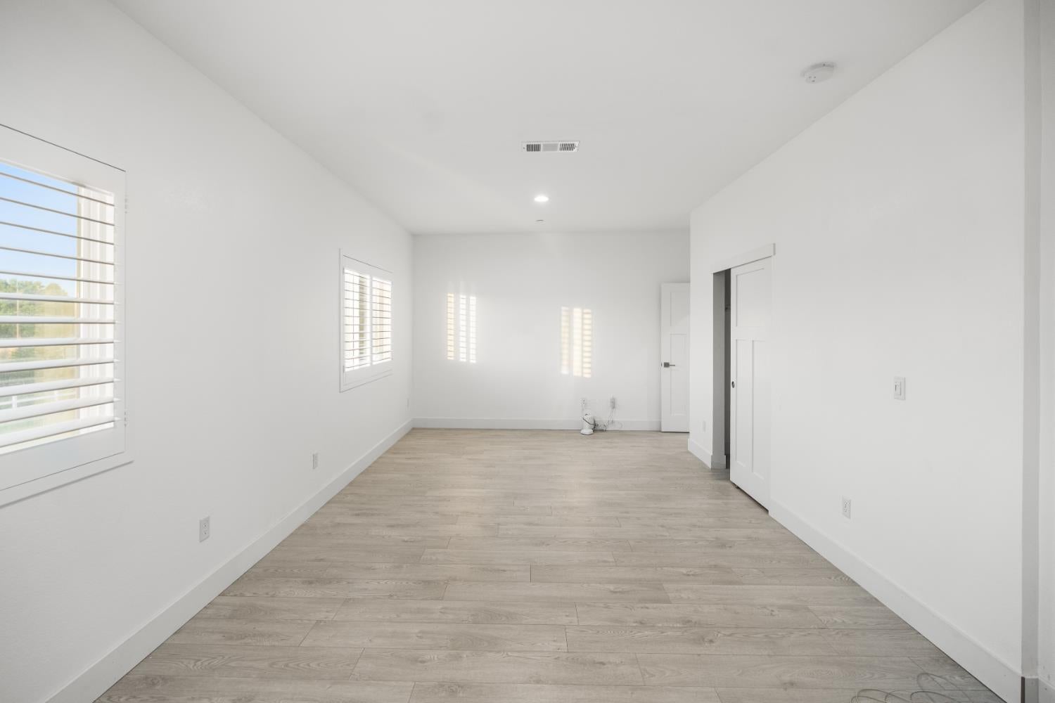 Elk Grove, California, 95624, United States, 6 Bedrooms Bedrooms, ,5 BathroomsBathrooms,Residential,Pending,2045803
