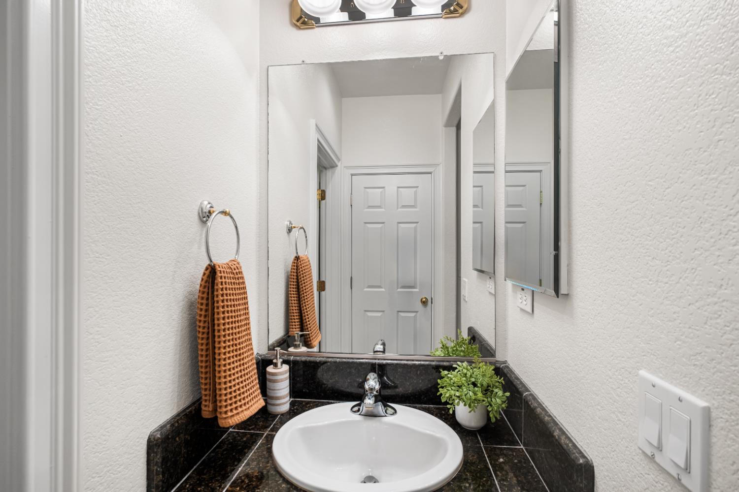 Roseville, California, 95661, United States, 5 Bedrooms Bedrooms, ,4 BathroomsBathrooms,Residential,Active,2006825