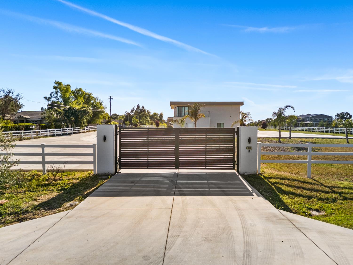 Elk Grove, California, 95624, United States, 6 Bedrooms Bedrooms, ,5 BathroomsBathrooms,Residential,Pending,2045803
