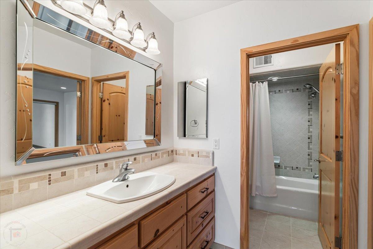 Ripon, California, 95366, United States, 3 Bedrooms Bedrooms, ,5 BathroomsBathrooms,Residential,Active,1808206