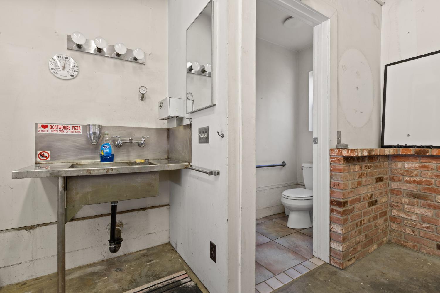 Sutter Creek, California, 95685, United States, 2 Bedrooms Bedrooms, ,4 BathroomsBathrooms,Residential,Active,2038151