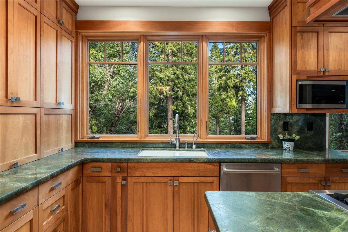 Nevada City, California, 95959, United States, 3 Bedrooms Bedrooms, ,4 BathroomsBathrooms,Residential,Active,1886804