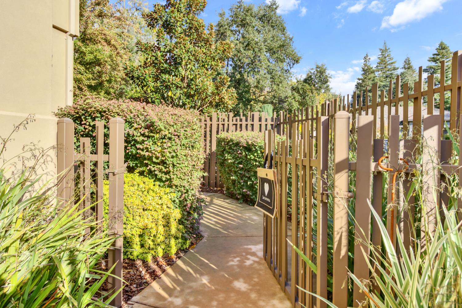 Sacramento, California, 95825, United States, 4 Bedrooms Bedrooms, ,4 BathroomsBathrooms,Residential,Active,1996302