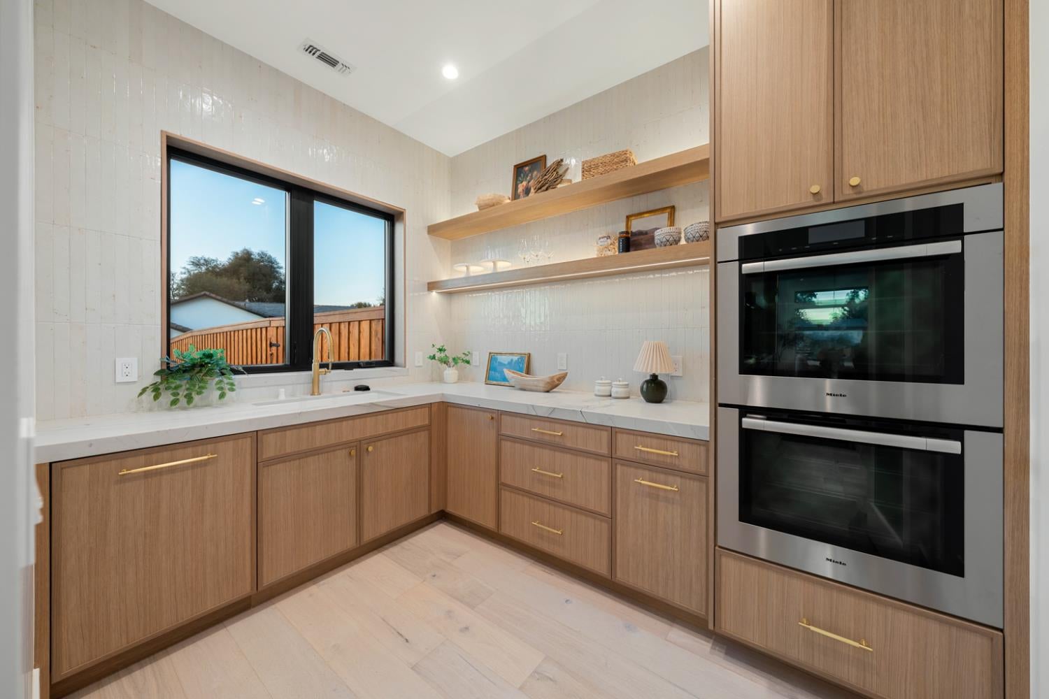 Loomis, California, 95650, United States, 4 Bedrooms Bedrooms, ,5 BathroomsBathrooms,Residential,Active,1893259