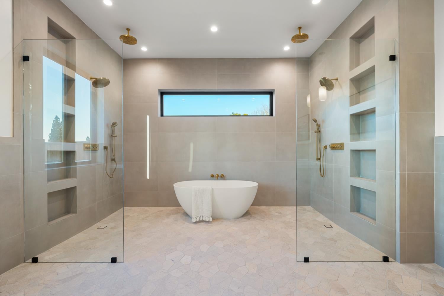 Loomis, California, 95650, United States, 4 Bedrooms Bedrooms, ,5 BathroomsBathrooms,Residential,Active,1893259