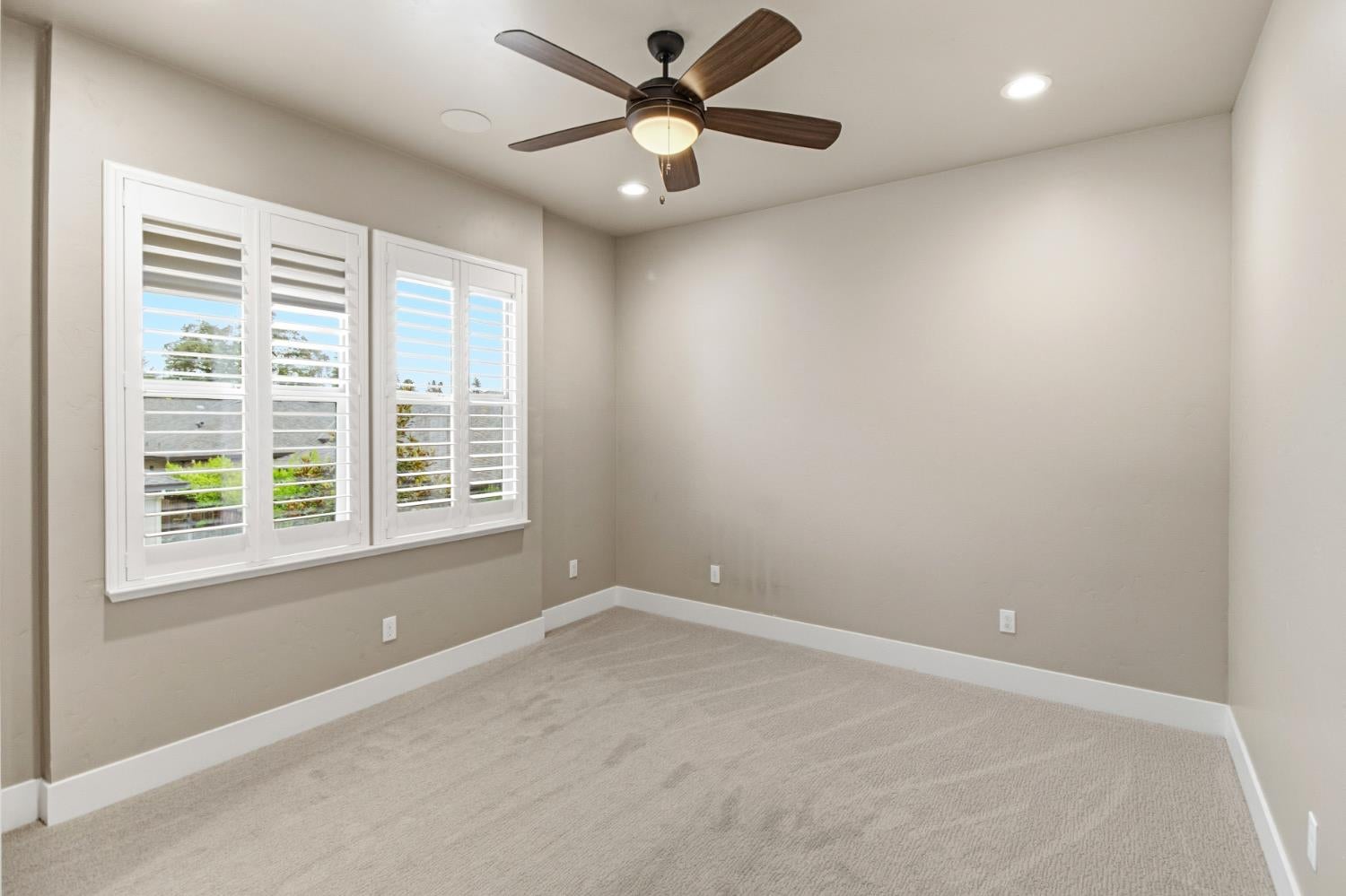 Sacramento, California, 95825, United States, 4 Bedrooms Bedrooms, ,4 BathroomsBathrooms,Residential,Active,1996302