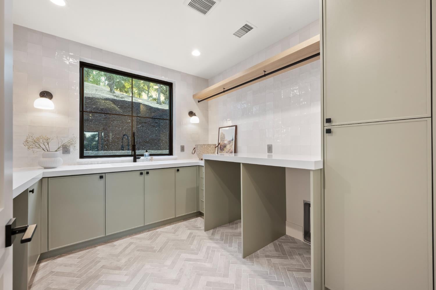 Loomis, California, 95650, United States, 5 Bedrooms Bedrooms, ,4 BathroomsBathrooms,Residential,Active,1959535