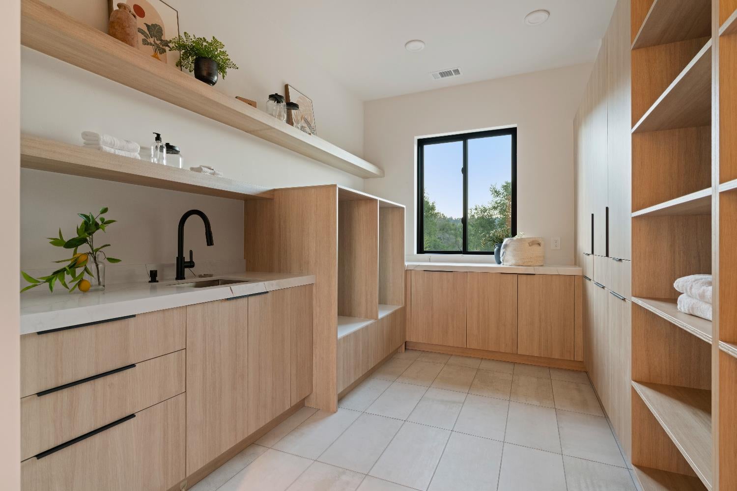 Newcastle, California, 95658, United States, 5 Bedrooms Bedrooms, ,5 BathroomsBathrooms,Residential,Active,1989749