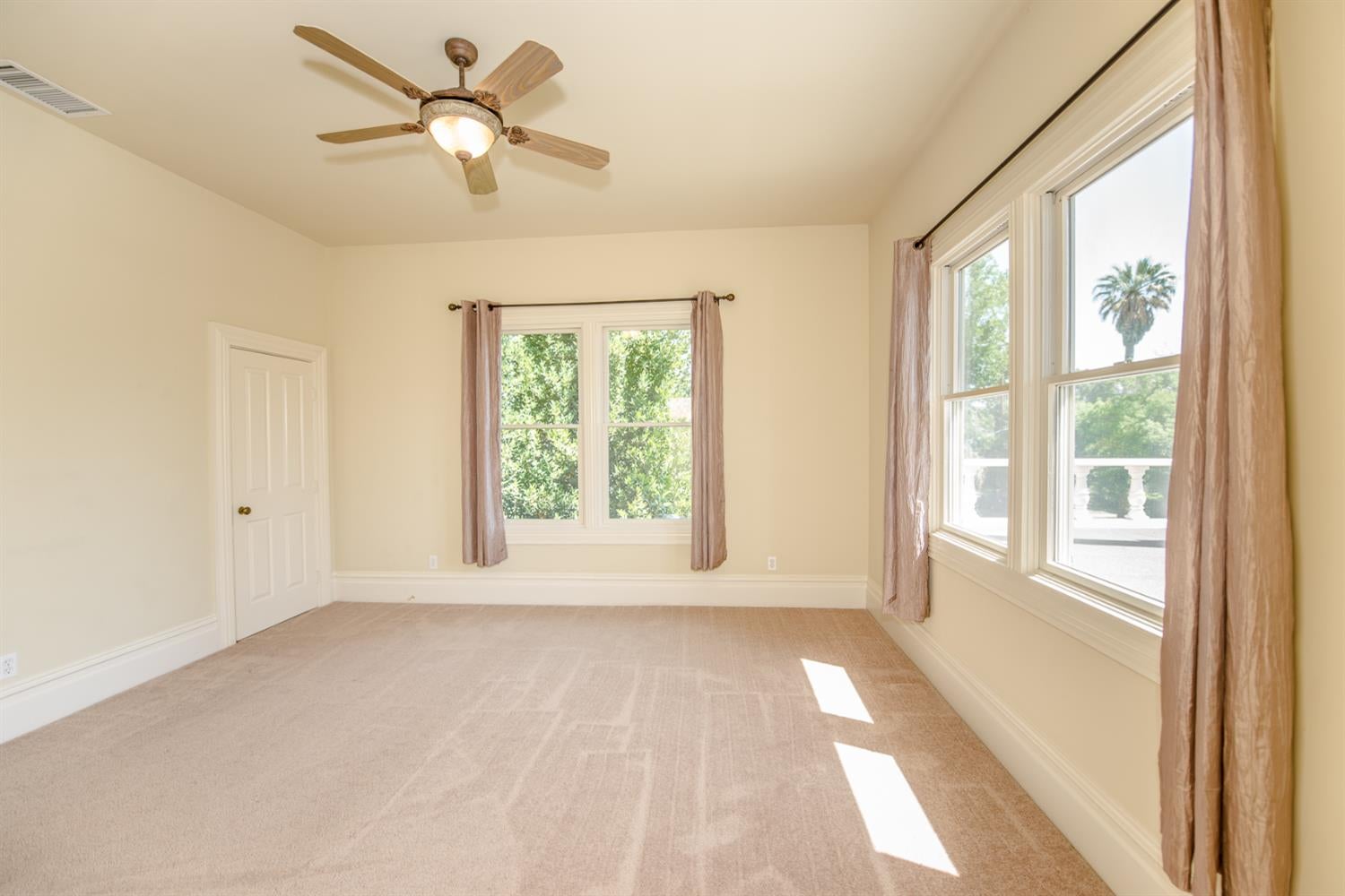 Woodland, California, 95695, United States, 5 Bedrooms Bedrooms, ,4 BathroomsBathrooms,Residential,Active,1843839