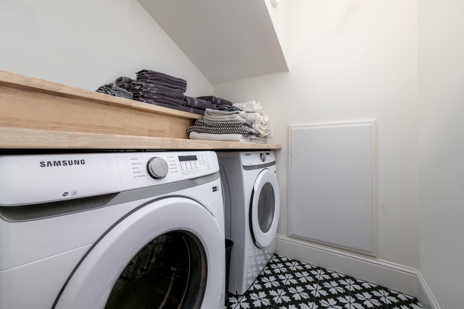 Nevada City, California, 95959, United States, 4 Bedrooms Bedrooms, ,5 BathroomsBathrooms,Residential,Active,1808164