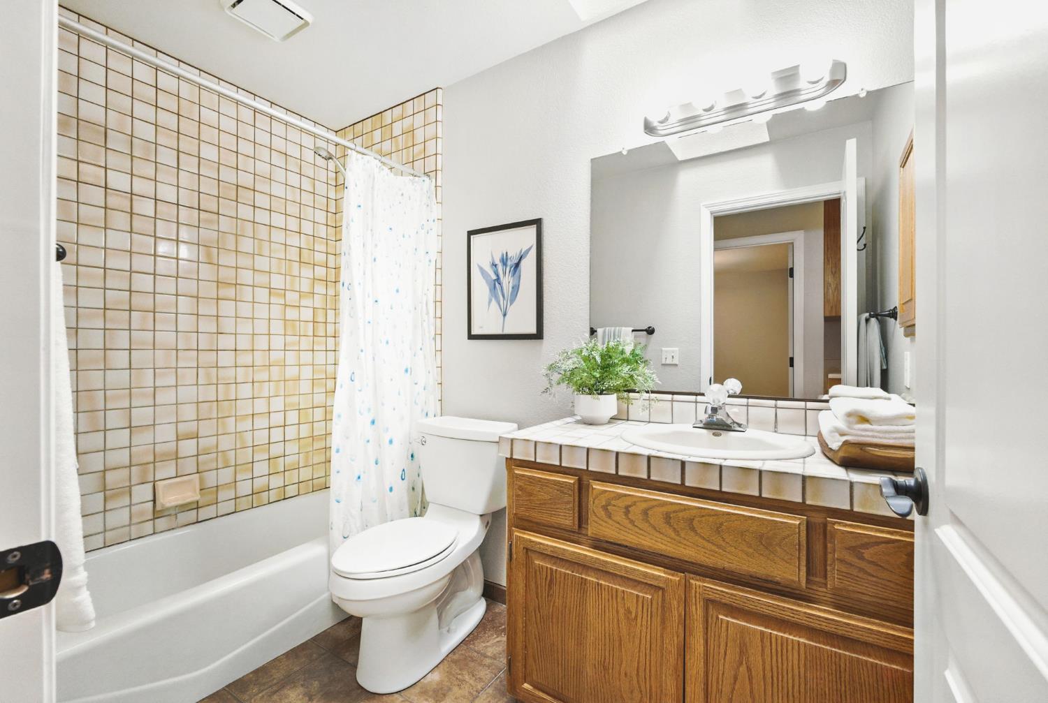 Davis, California, 95616, United States, 4 Bedrooms Bedrooms, ,2 BathroomsBathrooms,Residential,Active,1922306
