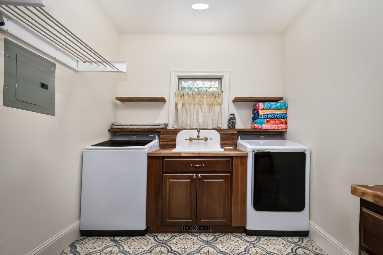 Nevada City, California, 95959, United States, 4 Bedrooms Bedrooms, ,5 BathroomsBathrooms,Residential,Active,1808164